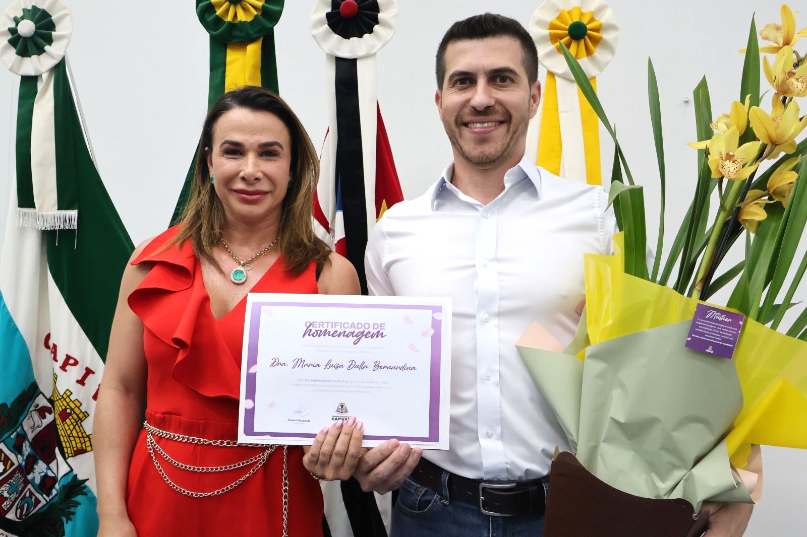Massouh entrega moção de congratulações à delegada Maria Luísa Dalla Bernardina