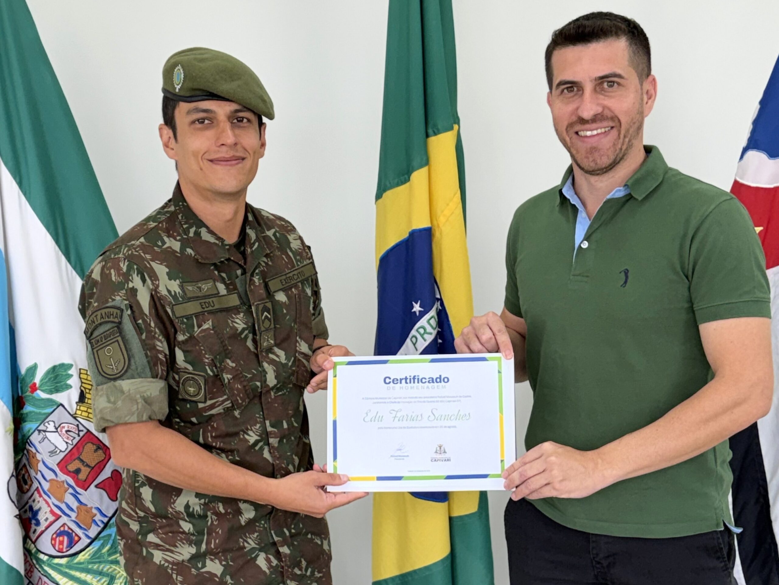 Presidente Rafael Massouh entrega Moção de Aplausos ao sargento Edu Farias Sanches