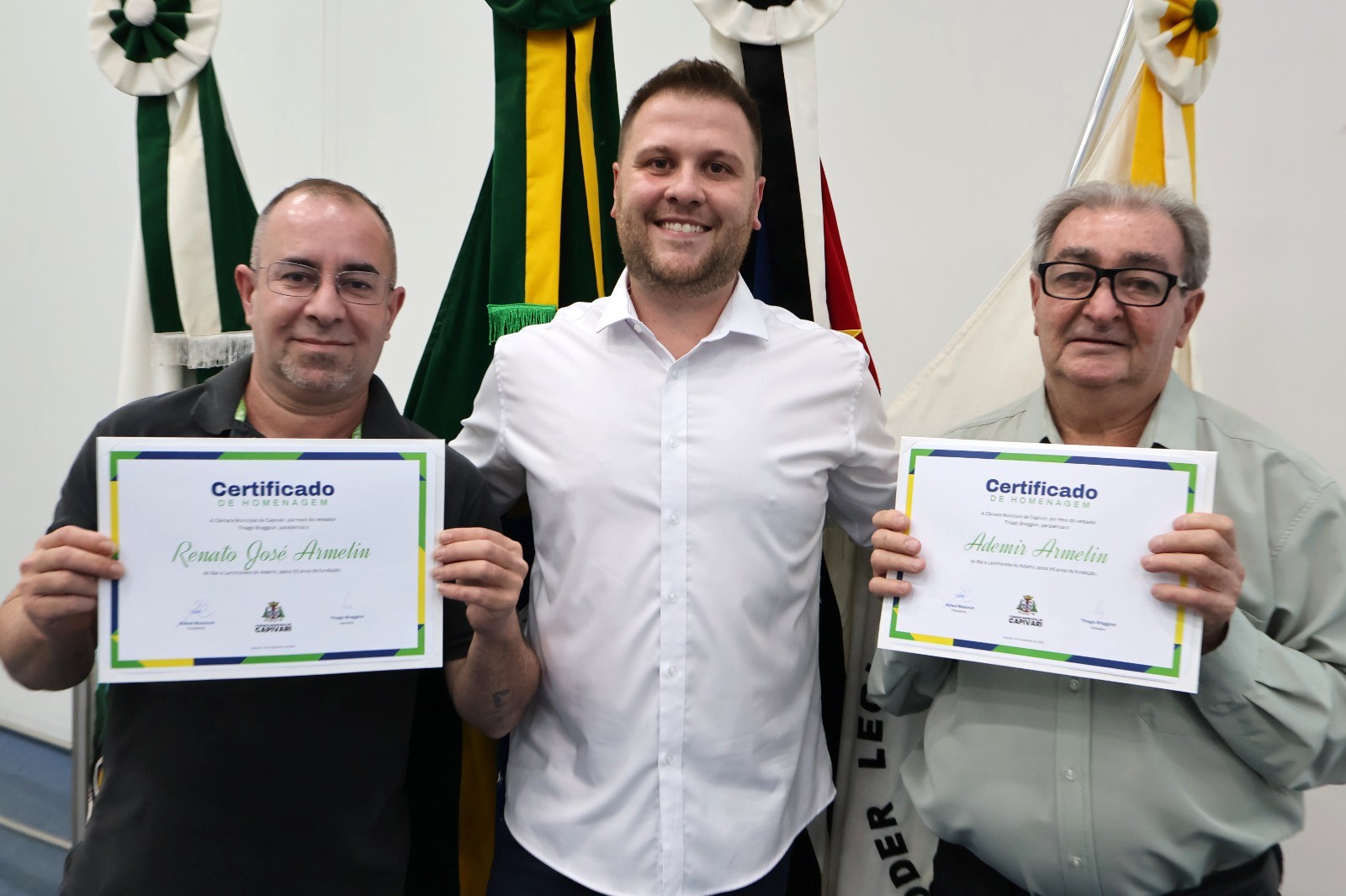 Vereador Thiago Braggion entrega homenagem ao Bar e Lanchonete do Ademir