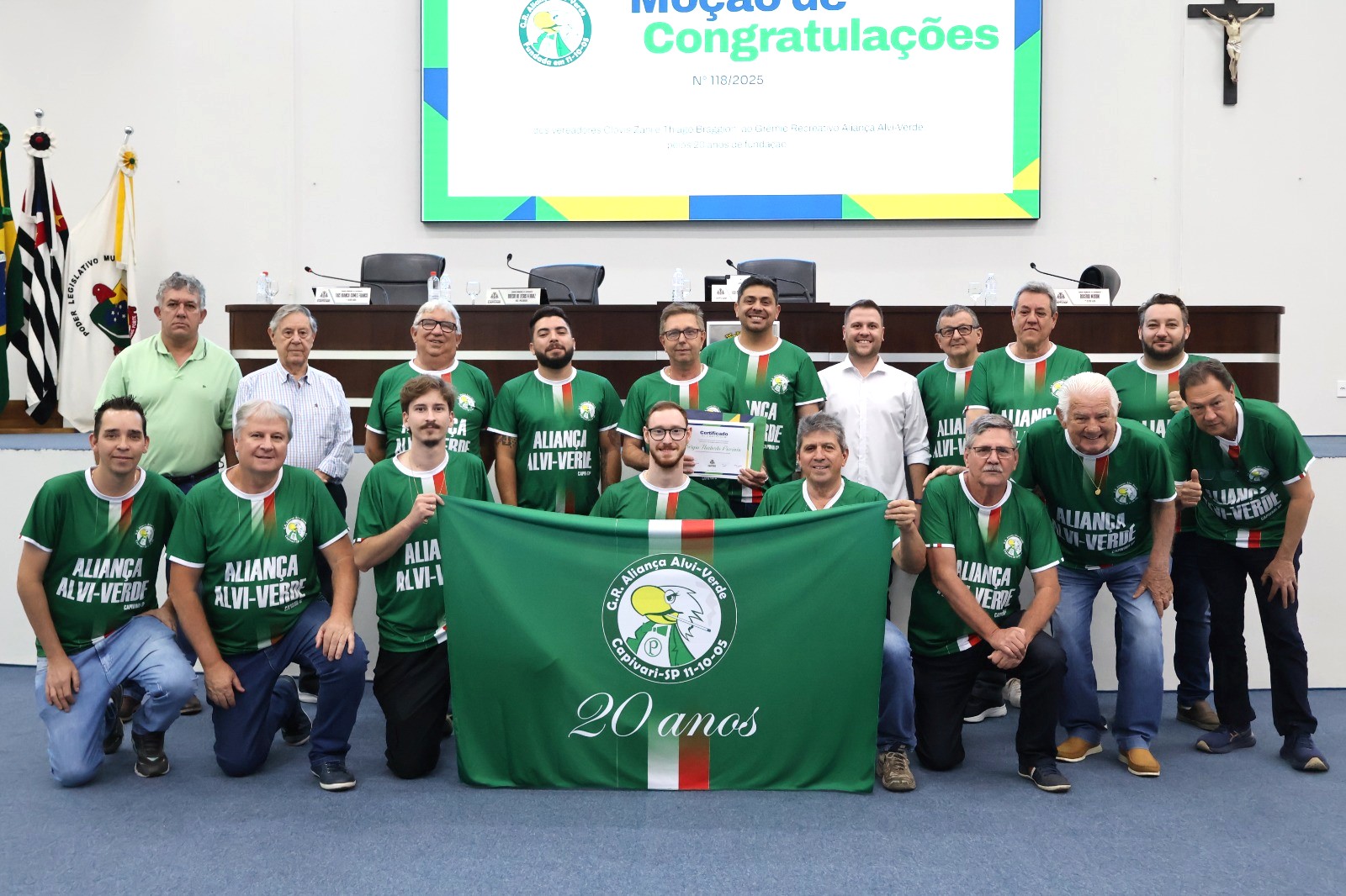 Vereadores Clóvis e Thiago entregam Moção de Congratulações ao Grêmio Recreativo Aliança Alvi-Verde