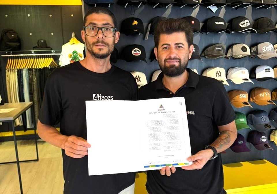 Vereador Sandro Modas homenageia o atleta Leandro Silva por destaque no Mundial de Duathlon