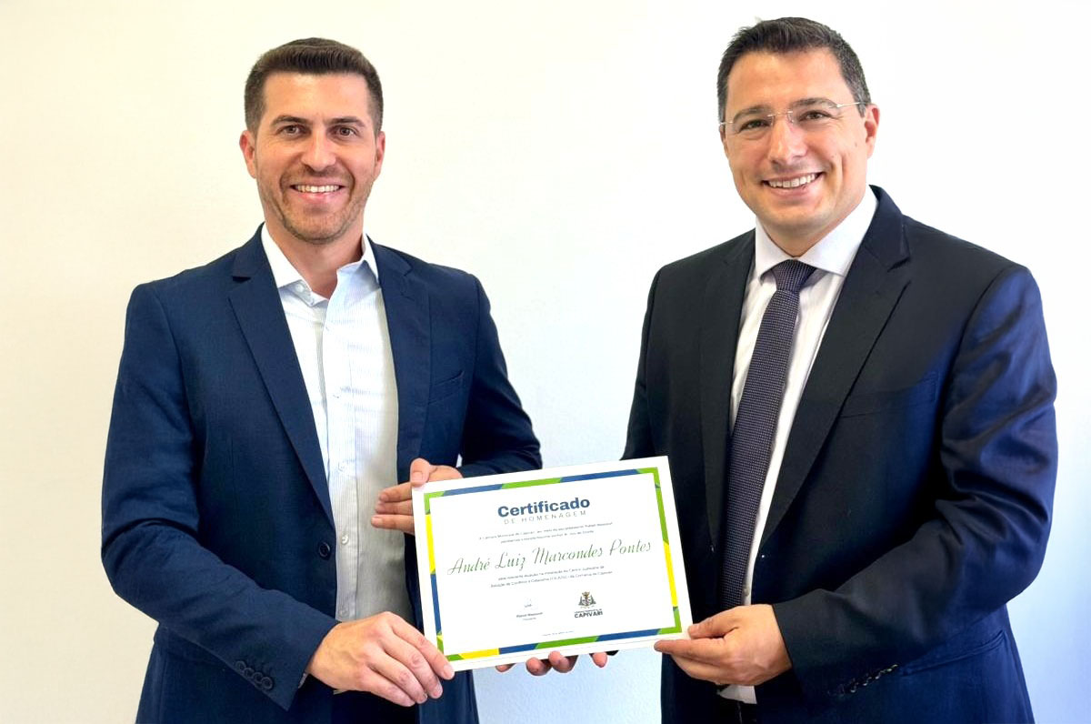 Presidente da Câmara entrega Moção de Congratulações ao juiz André Luiz Marcondes Pontes