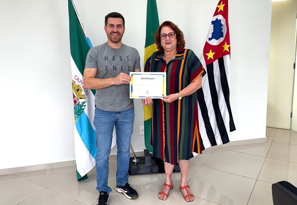 Presidente Rafael Massouh presta homenagem à enfermeira Mariângela Stênico por sua aposentadoria