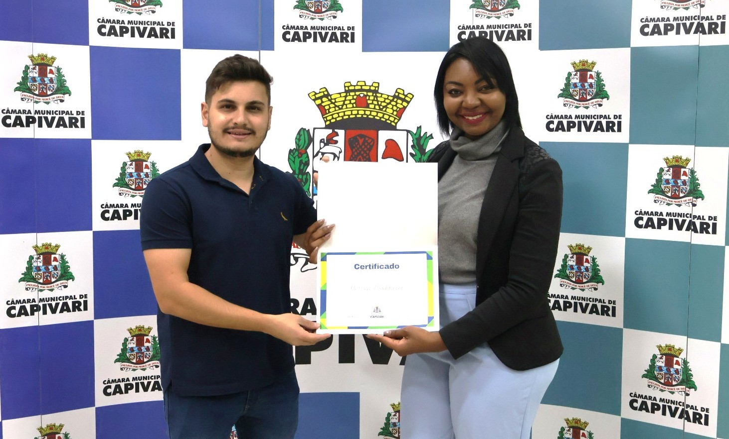 Cantora Jessica Madureira recebe Moção de Congratulações na Câmara de Capivari