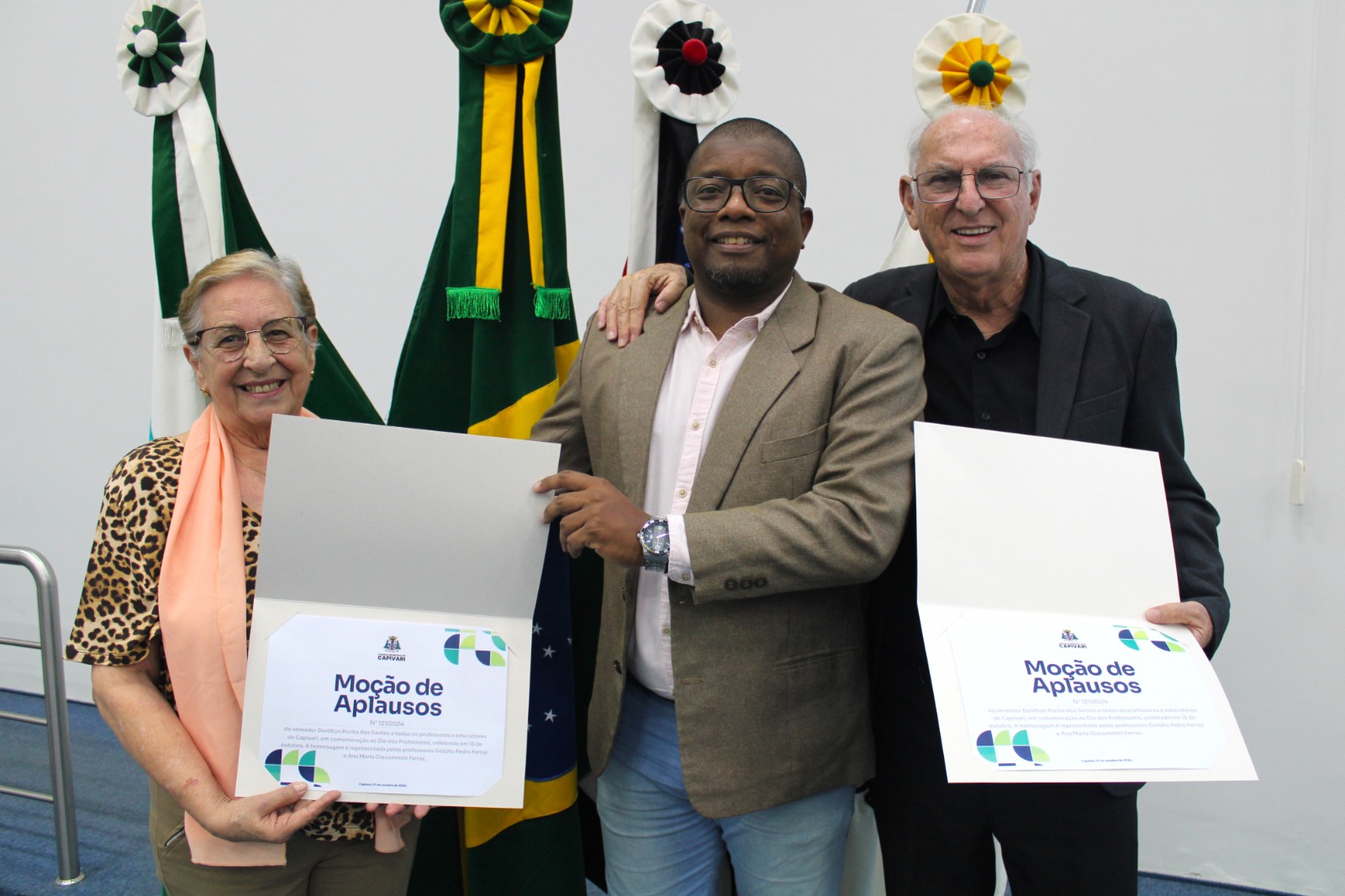 Vereador Denilton entrega Moção de Aplausos em homenagem ao ‘Dia do Professor’