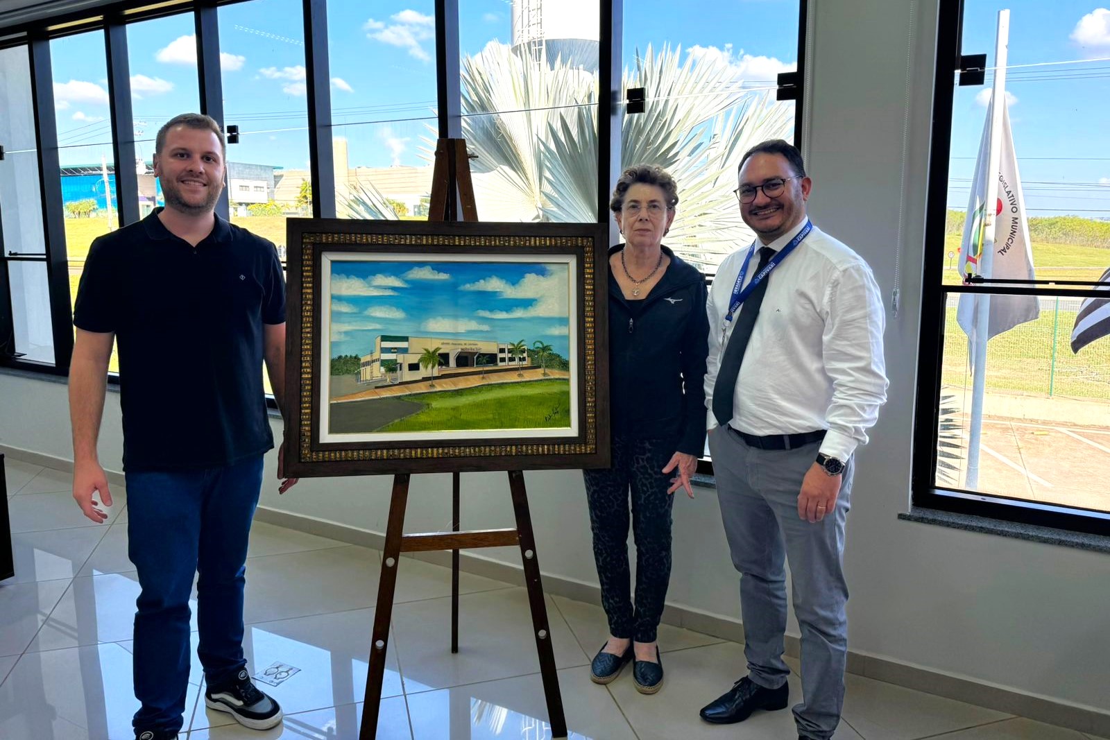 Célia Forti presenteia Presidente da Câmara Thiago Braggion com retrato do Palácio 10 de Julho
