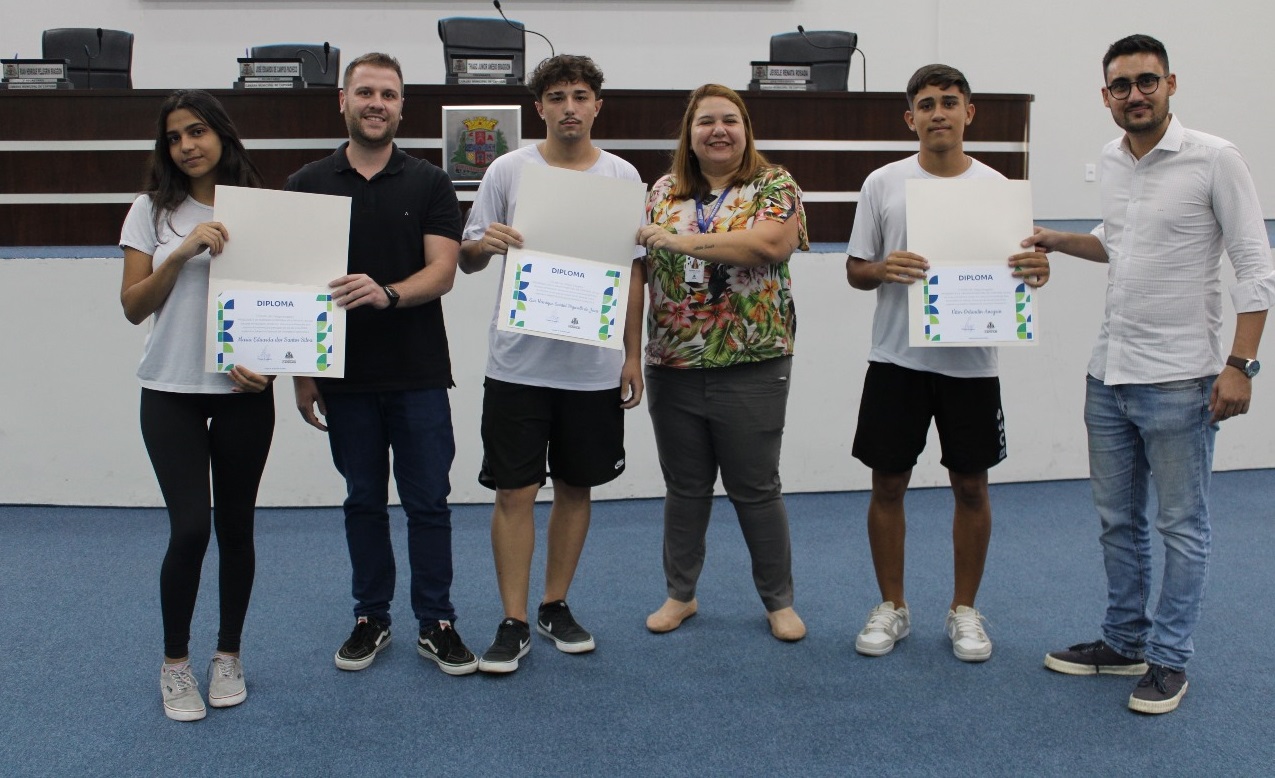 Alunos da Escola Maria Januária participam de Projeto Vereador Aprendiz na Câmara Municipal