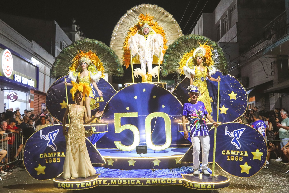 Exposição ‘Vai com Tudo e... + 10: 50 Anos’ celebra história de escola de samba 