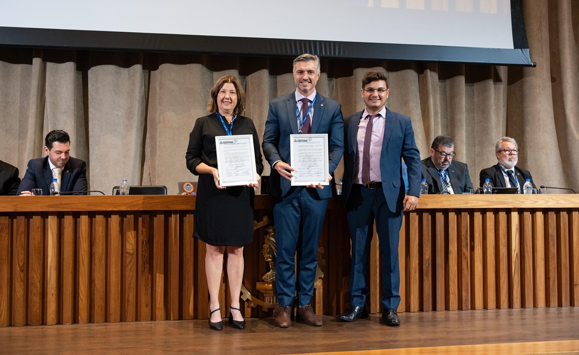 Vereador Vinícius entrega Moções de Congratulações aos presidentes empossados do CONFEA e CREA-SP