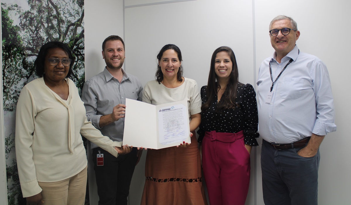Presidente da Câmara Thiago Braggion e vereadora Inês Luísa entregam Moção de Congratulações à Superintendente do DAAE