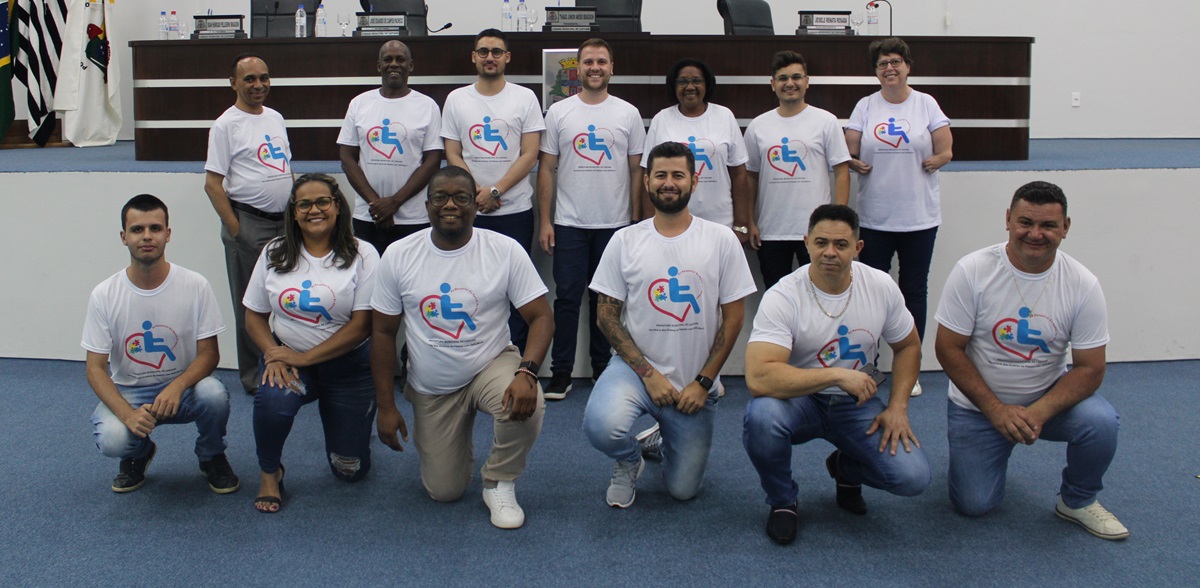Vereadores vestem camisetas durante a sessão destacando a campanha “Eu respeito, eu apoio, eu abraço” 