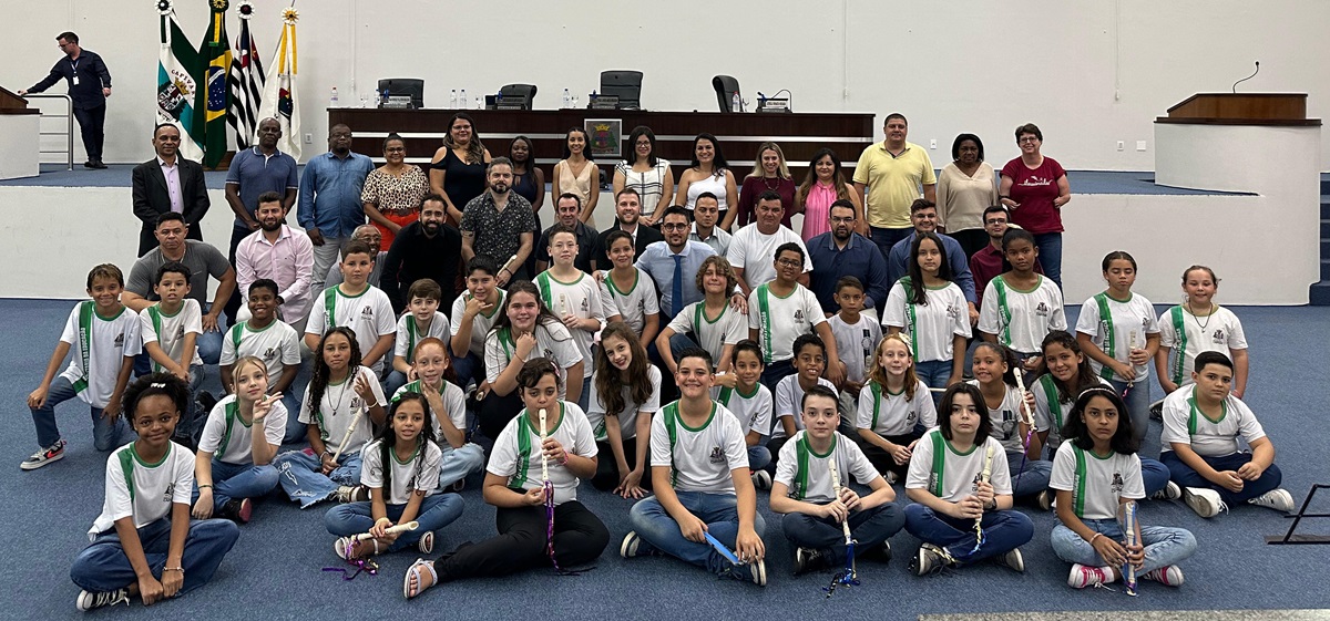 Vereador José Pacheco homenageia os elaboradores do “Caderno do Professor de Música” em entrega de moção