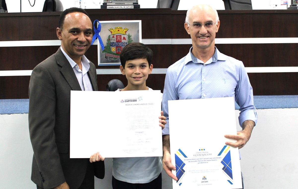 Vereador Nelson Soares entrega Moção de Congratulações ao Supermercado Doce Lar