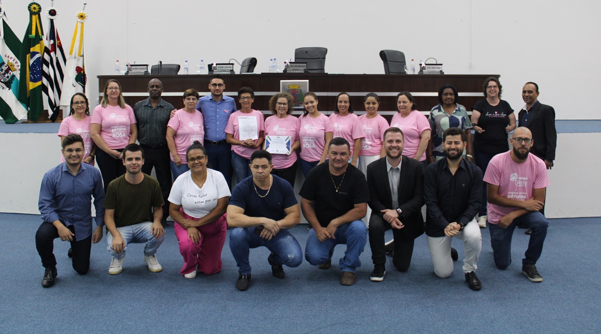 Entrega de moção ao Grupo Amigas de Peito é realizada pelo vereador José Eduardo Pacheco