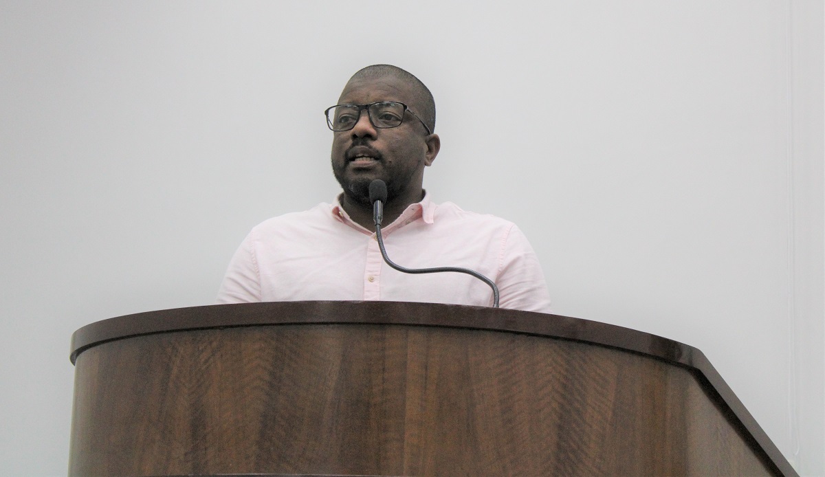 Vereador Denilton Rocha pede participação dos professores na revisão do plano de carreira e estatuto do magistério