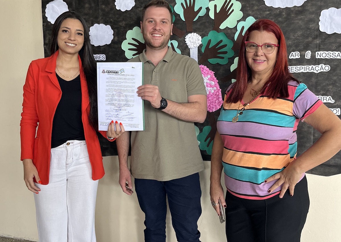 Presidente Thiago Braggion homenageia Escola Municipal Aldo Silveira