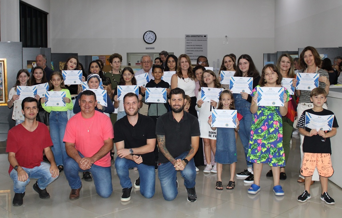Câmara de Capivari sedia exposição com obras de mais de 30 artistas de várias idades