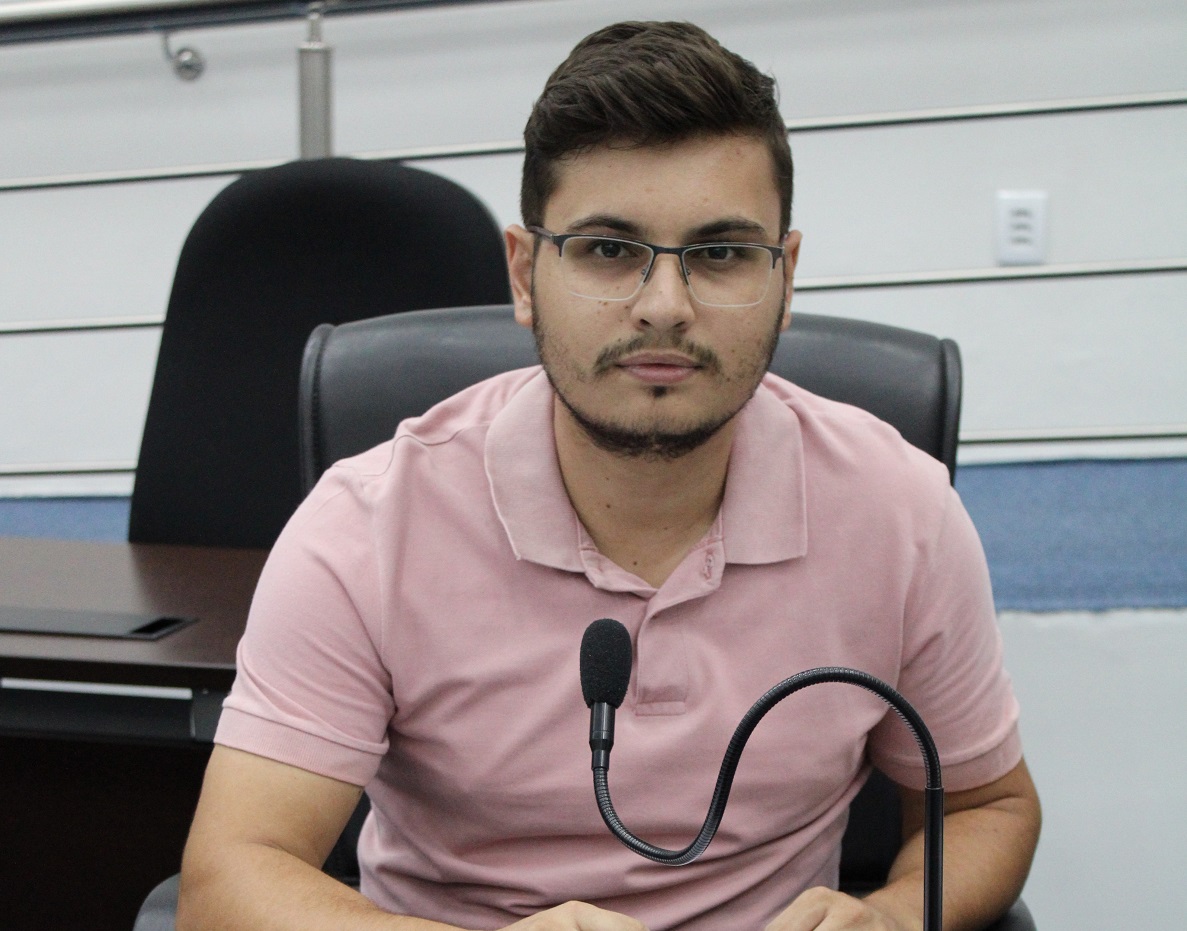 Vereador Vinícius Scarso pede melhorias em diversas ruas e cobertura de ponto de ônibus