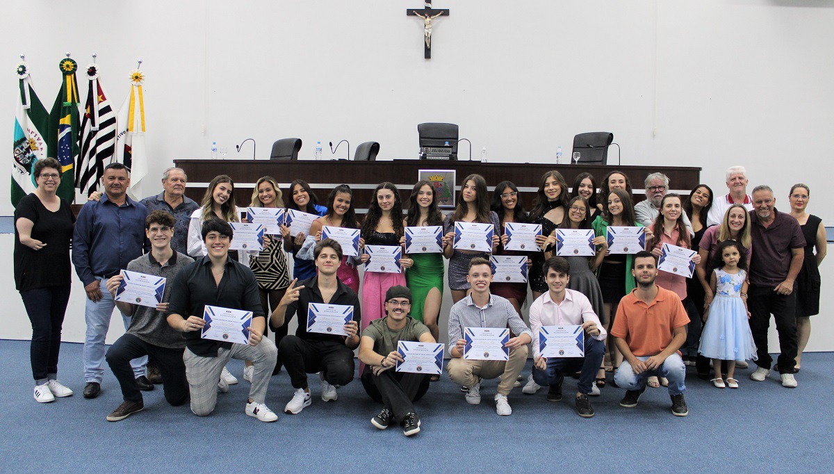 <strong>Elenco, produção e diretor do filme Flores &amp; Espinho são homenageados na Câmara Municipal de Capivari</strong>