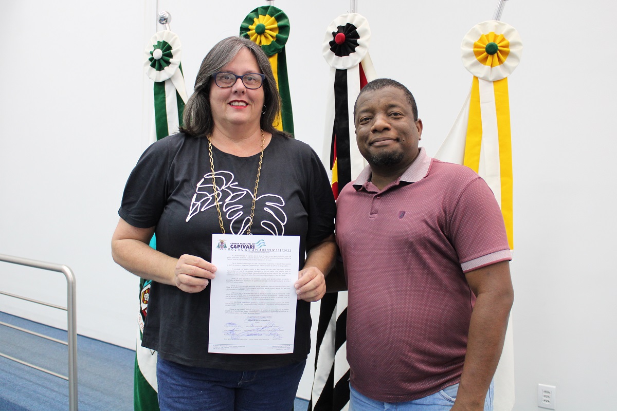 <strong>Vereador Denilton Rocha homenageia a professora Heloísa Souza pelo Dia do Servidor Público</strong>