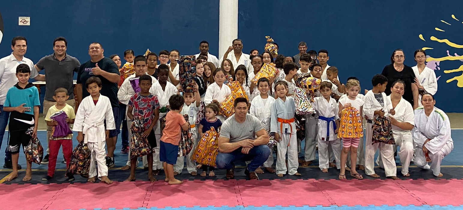 Vereador Marquinho Mineiro participa de festa para crianças no bairro Castelani