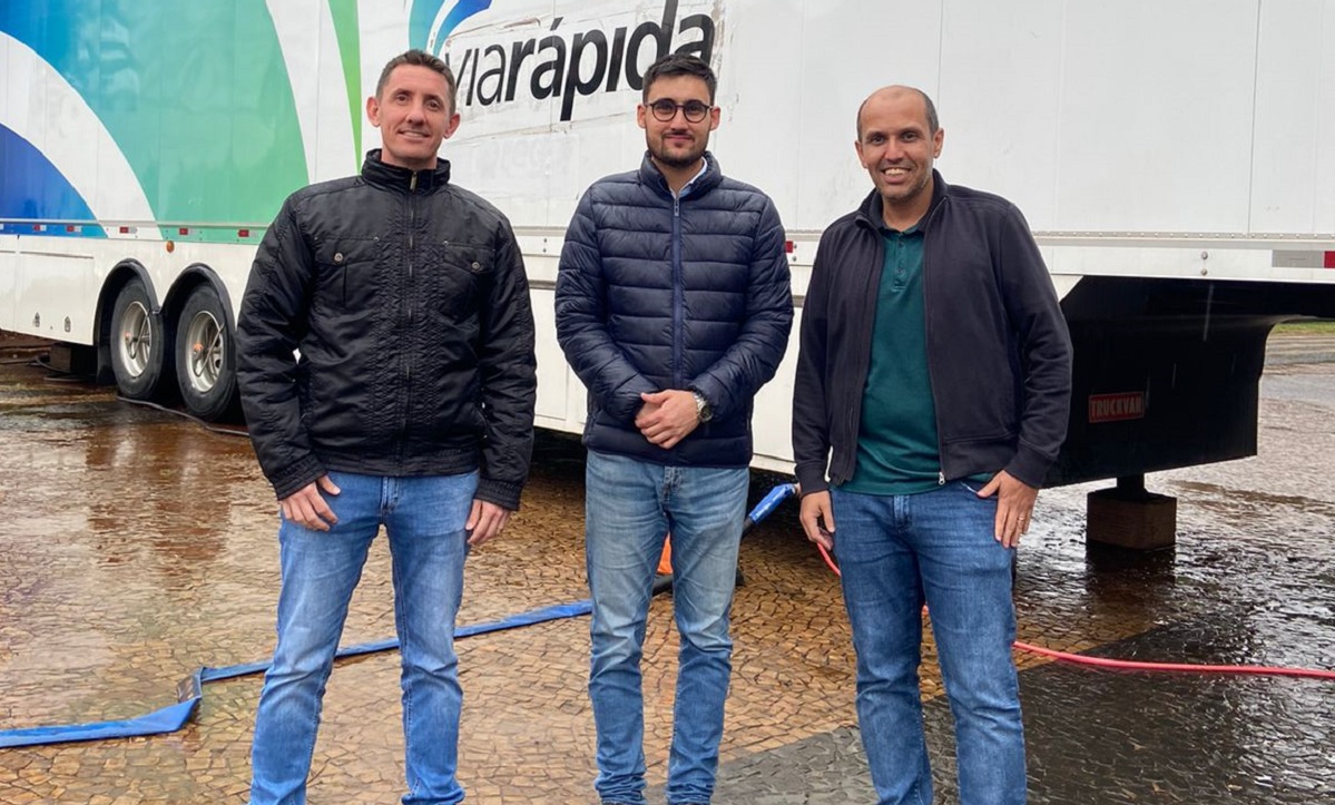Capacitação profissional em Capivari: Vereador José Eduardo Pacheco visita carreta de cursos de beleza