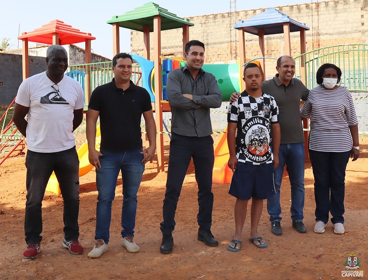 Com recurso conquistado por vereadora Inês, bairros Castelani, Engenho Velho, São João e Vila Izildinha recebem parquinhos infantis