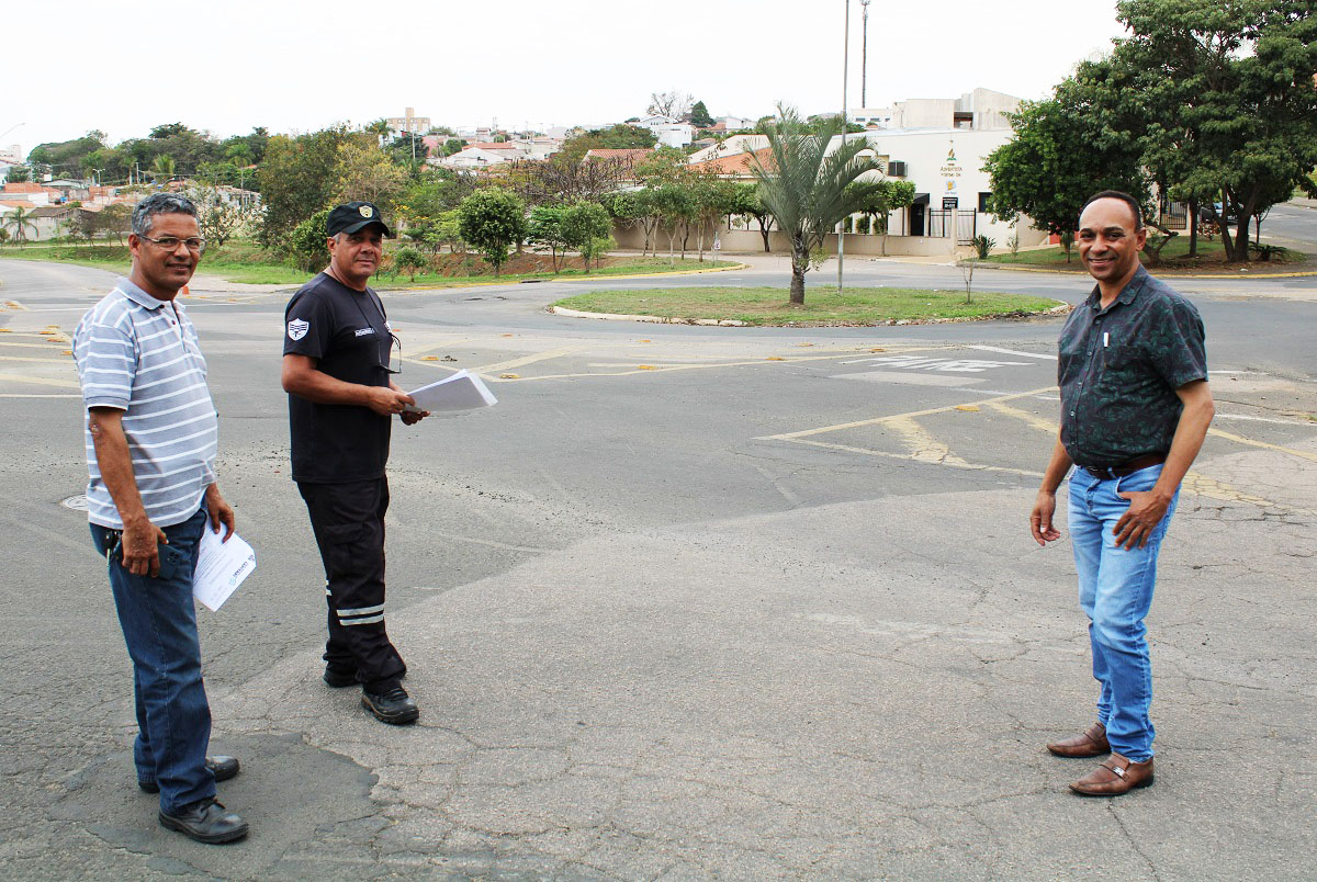 Vereador Nelson Soares aciona setor de trânsito da Prefeitura em busca de melhorias na rotatória do bairro Gênova