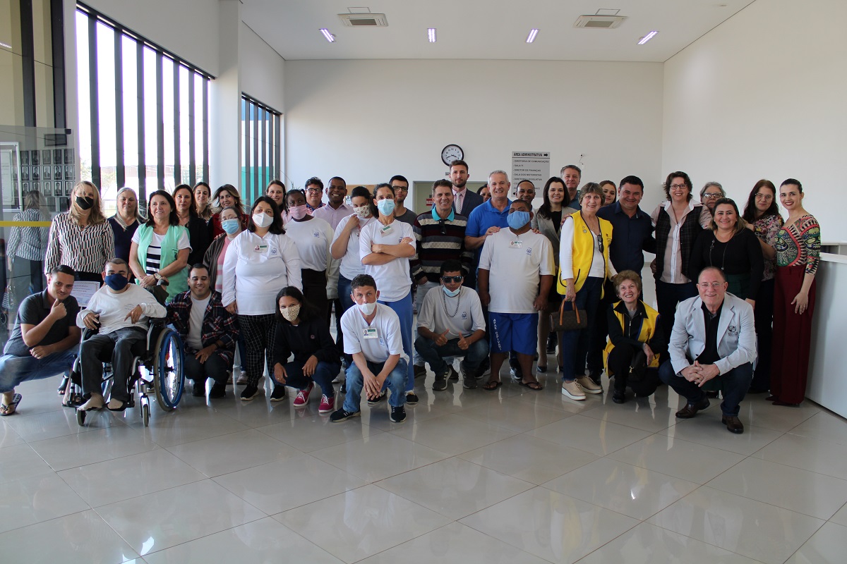 Alunos da Apae e Casa Nossa Mãe expõem releituras de obras de Tarsila do Amaral na Câmara Municipal de Capivari