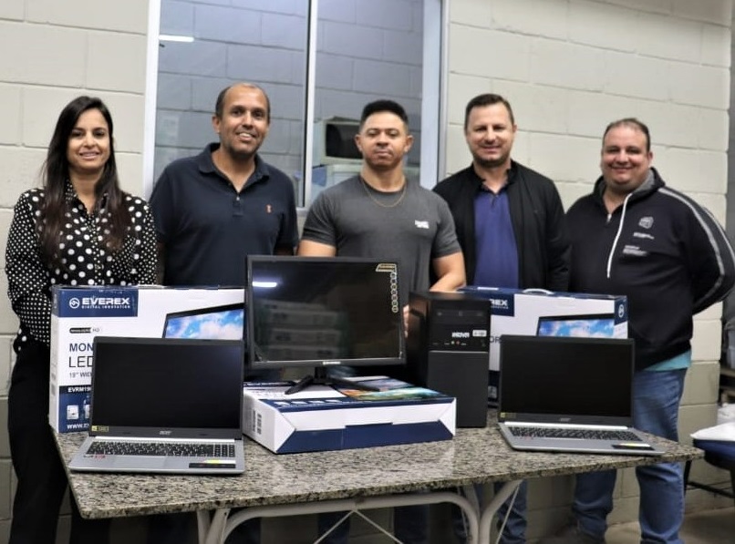 Vereador Marquinho Mineiro conquista computadores e notebooks para a Secretaria de Saúde