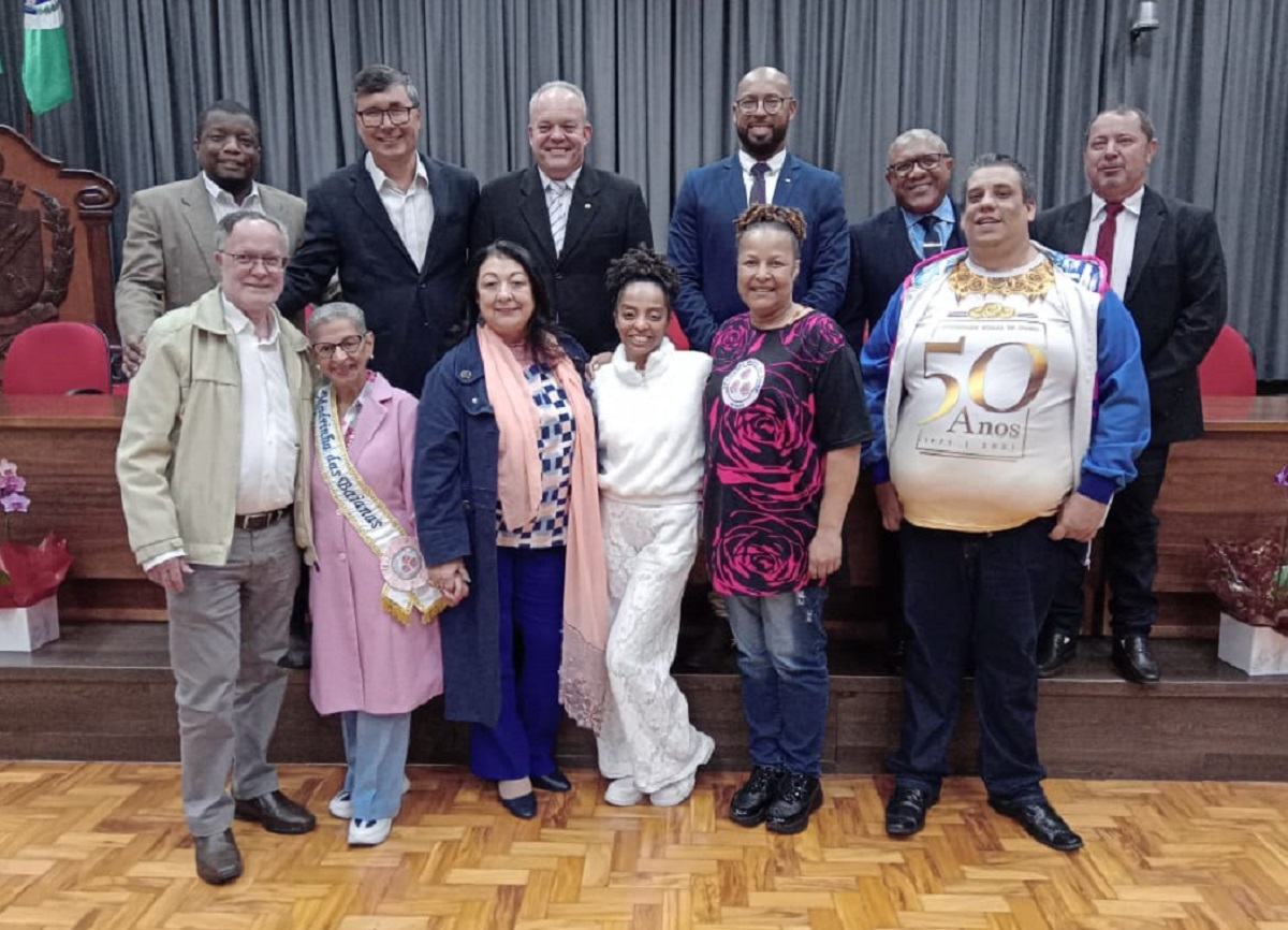 Vereador Denilton Rocha participa de entrega de título da Câmara de Piracicaba à presidente da escola de samba Rosas de Ouro