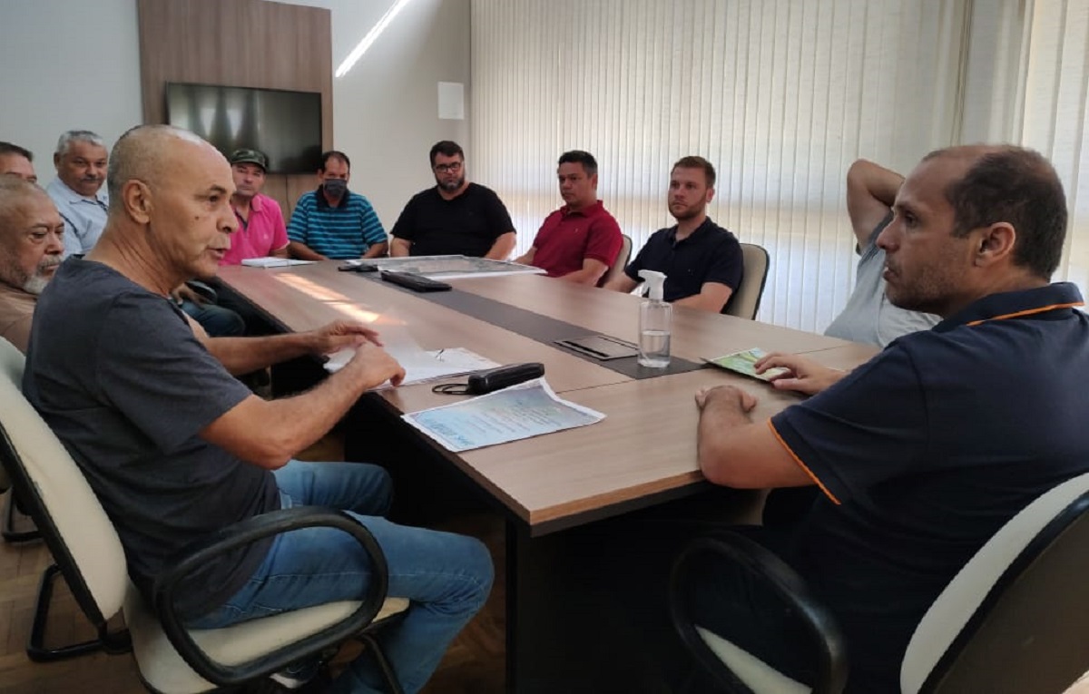 Por intermédio do vereador Thiago Braggion, moradores e Prefeitura discutem sobre mau cheiro do córrego Lava Pés