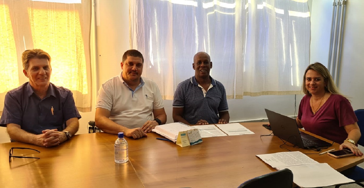 Vereador Odésio apresenta projeto à Secretaria Municipal de Educação sobre a Semana da Consciência Negra