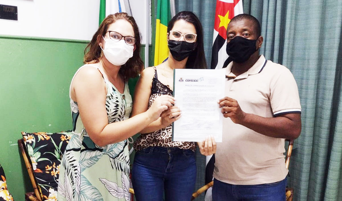 Vereador Denilton Rocha entrega Moção de Congratulações pelos 50 anos da escola Maria Januária e ministra palestra aos alunos