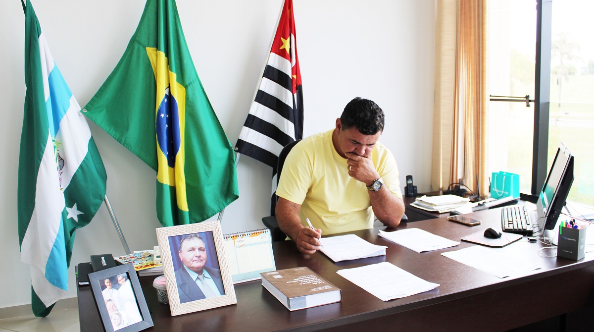 O presidente Du Tambú analisa os projetos da próxima sessão ordinária