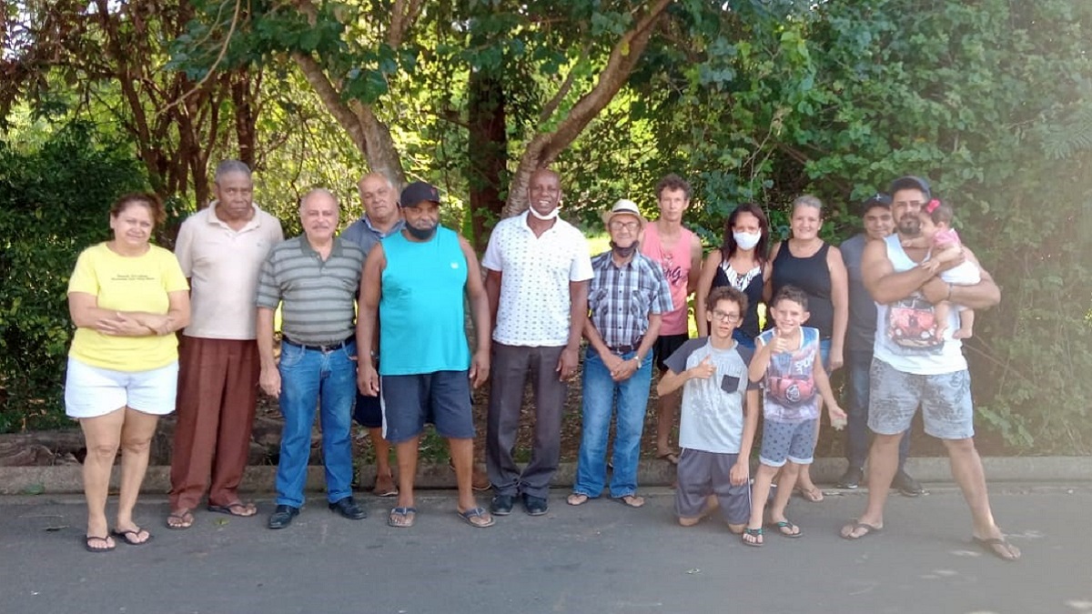 Vereador Odésio conversa com moradores sobre melhorias em área verde e na rua Bélgica no bairro Santo Antônio