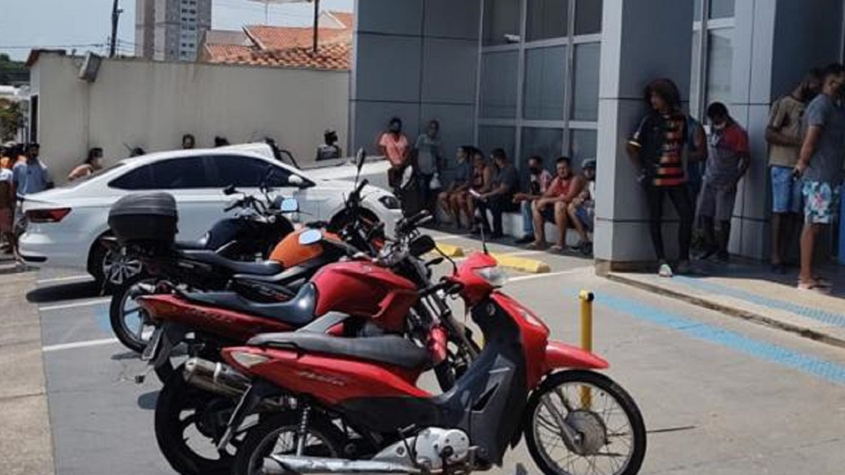 Vereador Thiago Braggion cobra da Caixa Econômica Federal a instalação de cobertura externa para as pessoas que aguardam na fila de espera