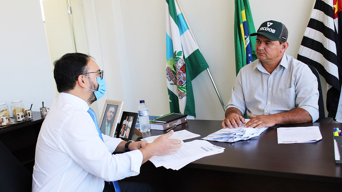 Presidente Du Tambú analisa projetos protocolados pela Prefeitura