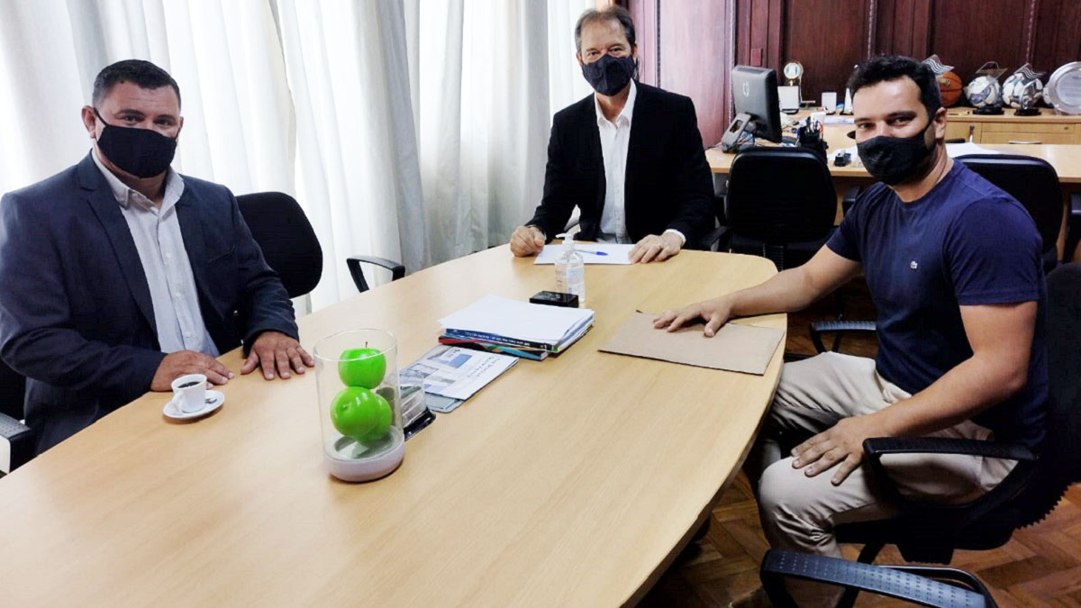 Presidente Du Bombonatti e secretário Amarildo conquistam kit esportivo e protocolam pedido para a construção de um centro esportivo multiuso em Capivari