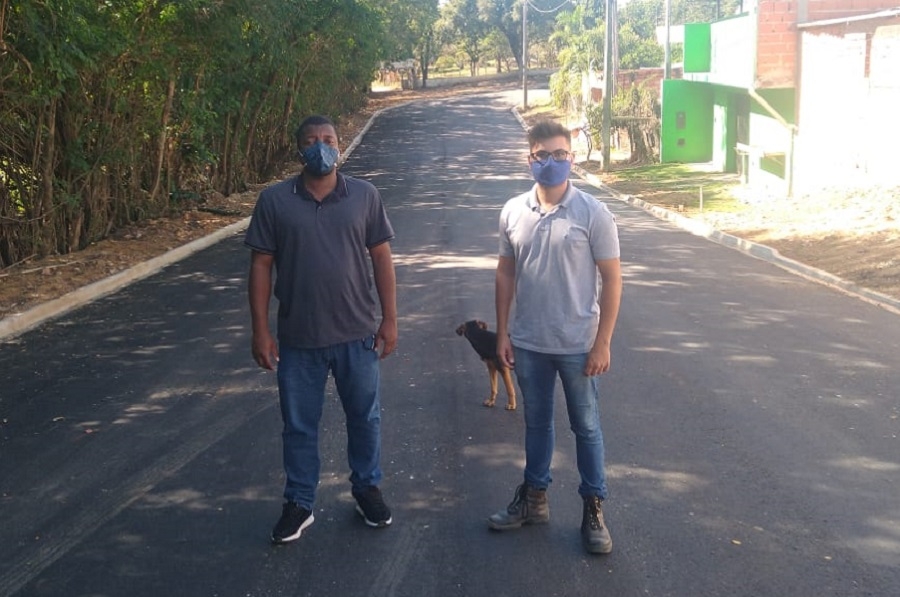 Vereadores Denilton E Vinícius, Autores Da Solicitação Do Recurso, Acompanham Pavimentação De Ruas No Bairro Pinhalzinho